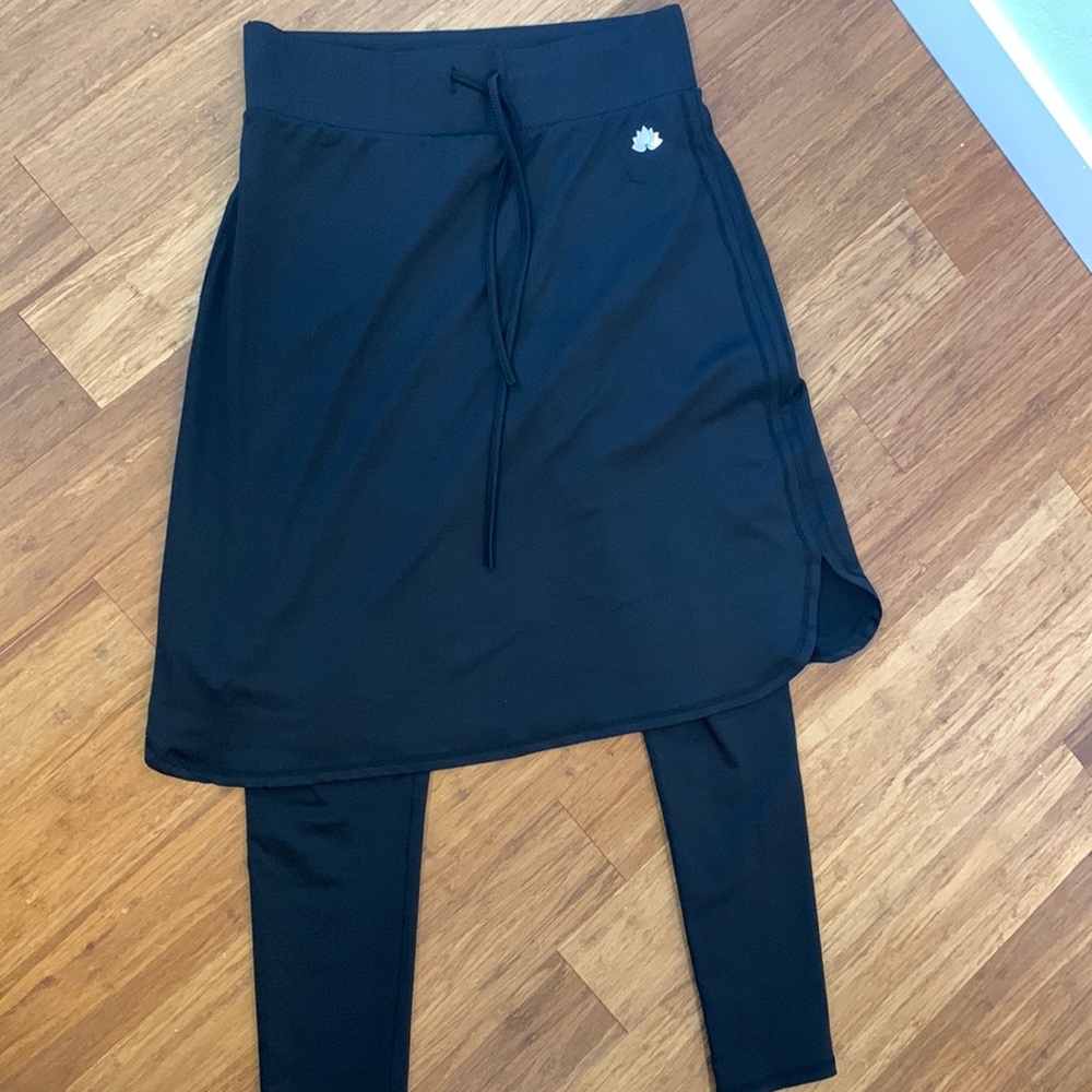 Courtney Toliver Black Snoga size Medium full length leggings shirt tail hem
